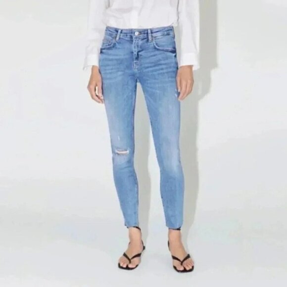 Zara Skinny Jeans Distressed Light Wash Ankle Raw  Hem Size 6 - Picture 1 of 14